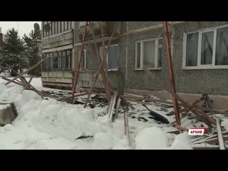 В Андрониках разобрали обрушившуюся крышу на трехэтажке на улице Ярославской