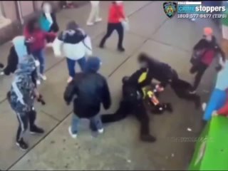 Доблестные нью-йоркские полицаи отгребли от неосшановцев возле легендарной Таймс-сквер.