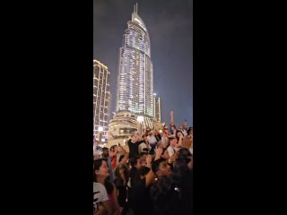 Новый год в ОАЭ- это ярко - грандиозные фейерверки, лазерные шоу, празднично украшенные ТЦ, сверкающие набережные и променады