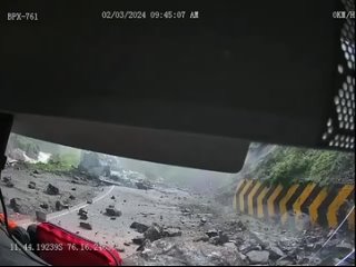 En Per, un desprendimiento de enormes rocas enterr una columna entera de automviles que circulaban por la carretera