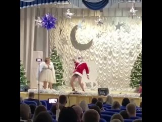 Дед Мороз поимел Снегурочку на новогоднем представлении.mp4