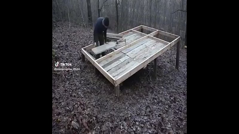 Сделал дом в лесу