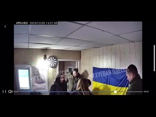 Мясники из ТЦК избивают парня прямо при полиции.Видео из полицейского участка Одессы