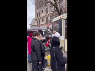 🚋Заглохший на перекрестке трамвай пришлось толкать сегодня пассажирам в Краснодаре.

Однако, манипуляции не помогли, электротра
