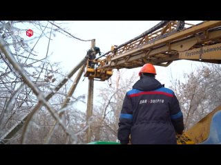 Борьба со льдом в круглосуточном режиме. Энергетики восстанавливали электроснабжение дончан все выходные