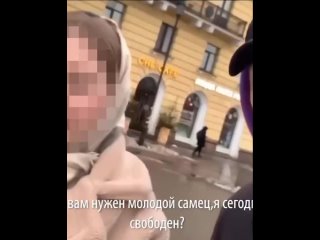 Блогера из Петербурга, который предлагал интим прохожим девушкам на камеру, заставили извиняться.