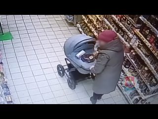 В Прикамье полиция установила покупательницу, которая похитила товар, спрятав его в детской коляске