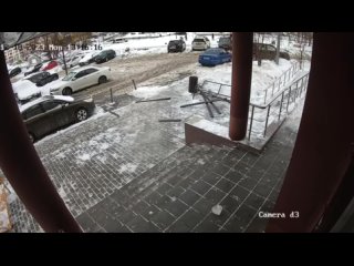 В Химках на проспекте Мельникова с крыши упала ледяная глыба и разбила скамейку во дворе.