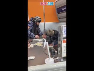 🇷🇺 В Красноярске наркоман ворвался в магазин, порезался и залил супермаркет кровью