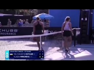 На юниорском Открытом чемпионате Австралии по теннису украинская спортсменка Елизавета Котляр пожала руку российской теннисистке