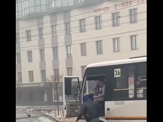 В Воронеже мигрант сбил человека, а потом избил водителя автобуса