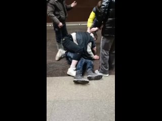 В московском метро дерзкие подростки избили мужчину после того, как случайно задел плечом одного из них