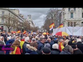 Тысячи людей вышли на протест в Мадриде с требованием отставки премьера Испании — он согласился внести изменения в законопроект