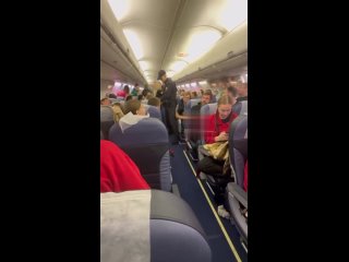 Пьяная жительница Сочи устроила дебош с криками на борту самолета.