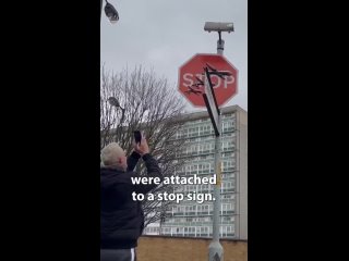 Новая работа британского художника Бэнкси появилась на юго-востоке Лондона  на дорожном знаке слово STOP было перекрыто тремя л