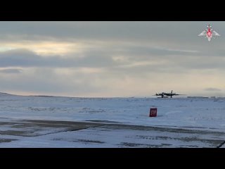Два стратегических ракетоносца Ту-95мс дальней авиации ВКС России выполнили плановый полет вблизи западного побережья Аляски.