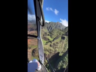 Вертолет с туристами жестко приземлился на пляже в Гавайях
