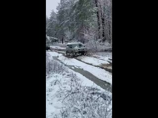 🇺🇦Укроводители в очередной раз показывают свою некомпетентность, утопив в снегу бронеавтомобиль “Казак“, который пытается вытащи