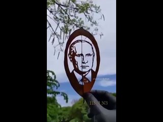 Актуальное искусство народов Азии: Индонезийский художник под никнеймом ukirdaunbdl вырезал из листа портрет Путина