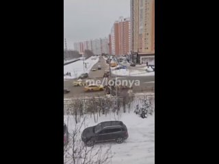 Тракторист засыпал пешеходную дорожку

Жительница Катюшек заметила как счищая снег с дороги, трактор завалил проход пешеходам.