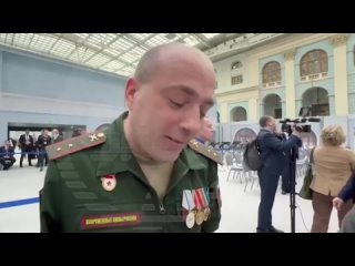 Военный, который уже стал мемом из-за забавного взгляда во время послания президента, рассказал, что уже посмеялся над этим