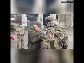 Замглавы Минобороны РФ Виктор Горемыкин вручил награды военным группировки “Юг“ за штурм Авдеевки.