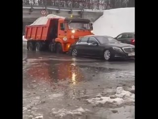 In St. Petersburg, roads turned into rivers due to a thaw