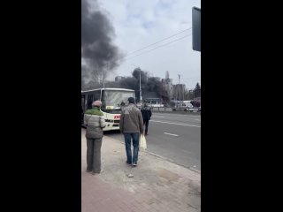 В Киеве, на Шулявке поднимается столб чёрного дыма. Очевидцы говорят, что горит киностудия Довженко. Самой киностудии давно нет,