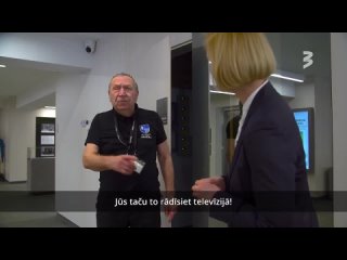 Латвийские журналисты приехали в музей оккупации и встретились с охранником, попросив показать, как размещены камеры видеонаблюд