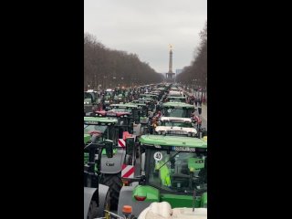 ☝️☢️🗣 - 🇩🇪🚜Более 1500 тракторов и другой техники заехали в центр Берлина, практически заблокировав его.