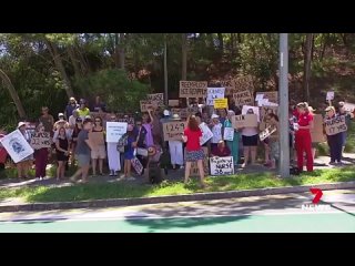 🇦🇺  ‍ ️Angry nurses gather on the Gold Coast demanding their jobs back after being sacked for refusing COVID jabs