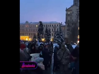 Зелю  геть!: в Киеве народ стягивается на Майдан с требованием вернуть Залужного и отправить в отставку Зеленского