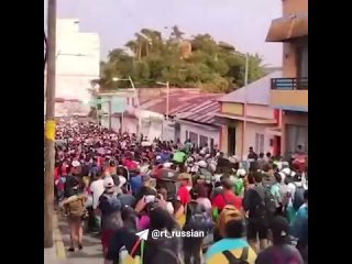 ️ ️🇲🇽🇺🇸Una enorme caravana de inmigrantes atraviesa México hasta la frontera con Estados Unidos. En la columna hay unas 10 mil p