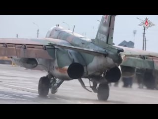 Экипажи штурмовиков Су-25 нанесли ракетный удар по опорному пункту ВСУ на Авдеевском направлении.