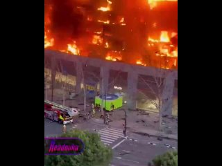 В Валенсии чтобы спастись из горящей многоэтажки, люди прыгали прямо из окон — при пожаре погибли 4 человека, еще 20... (видео)
