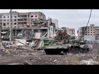 Наши бойцы увозят трофейный танк ВСУ из Авдеевки