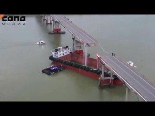 Грузовое судно разрезало пополам мост в китайском Гуанчжоу