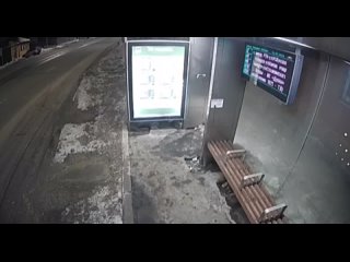 В Оренбурге вандал пытался разгромить остановку общественного транспорта и попал на камеры видеонаблюдения