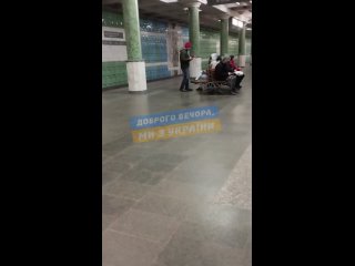 В Харькове на станции метро Спортивная парень с девушкой слушал русскую песню