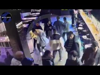 Участника СВО и его друга избила пьяная толпа, которая села за их стол в баре на Ставрополье.