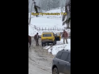 Ukraine -  la population locale combat les commissaires militaires à cheval avec des haches et les écrase avec une voiture.