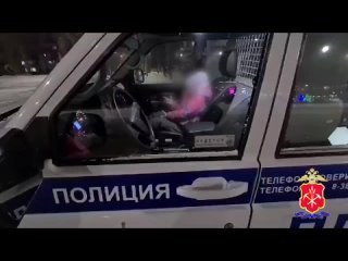 В Новокузнецке госавтоинспекторы помогли вернуться домой заблудившейся 5-летней девочке