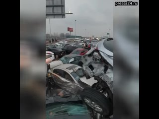 Двести машин пострадали в результате масштабного ДТП в Китае, сообщили CCTV.  Авто сталкивались одно