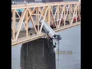 В Америке грузовик врезался в ограждение моста и повис над рекой: «Грузовик попал в аварию на мосту в американском штате Кентукк