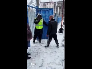 В Астрахани пьяный мужчина, матерясь и нападая на сотрудников ДПС, потребовал вернуть конфискованный автомобиль