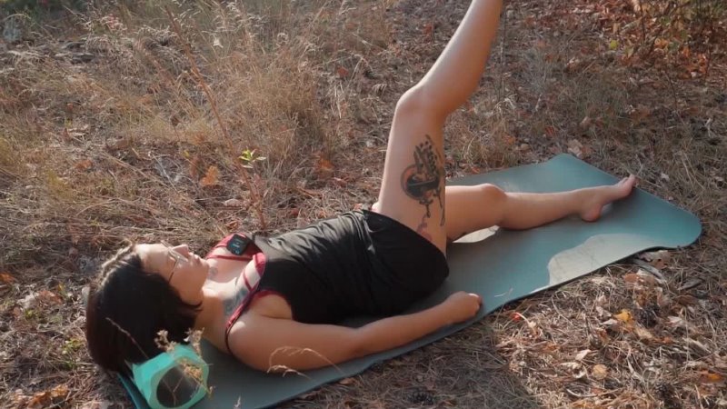 SPORTS QUEENS DISCOVER THE OUTDOOR MAGIC WITH YOGA QUEEN EVELINA PERFECT STRETCHING FOR