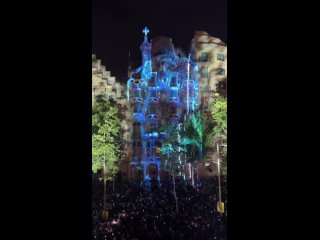 Красивое световое шоу на фасаде дома Гауди в Барселоне 😃🔥