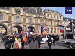 🇫🇷 Une marche contre les livraisons d’armes à l’Ukraine a lieu à Paris. Les manifestants déchirent des drapeaux de l’Otan munis