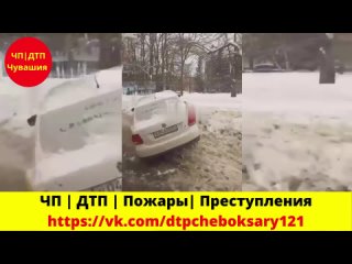 ⚠️В Чебоксарах на Московском проспекте около остановки “Улица Кривова“ автомобиль такси вылетел с дороги.