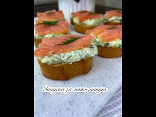 # Вкусная закуска с плавленым сыром, рыбой и корнишонами (корнишоны и красная рыба богаты витаминами и микроэлементами)